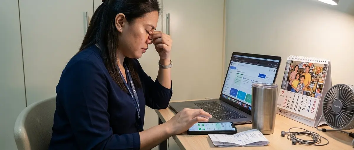 Dashboard ng kita at mga naka-connect na user, bukas sa laptop at telepono