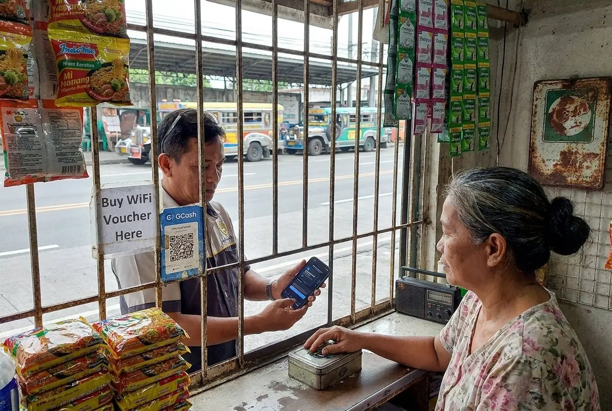 Nagbabayad ng WiFi voucher gamit ang GCash QR sa isang sari-sari store sa tabi ng terminal